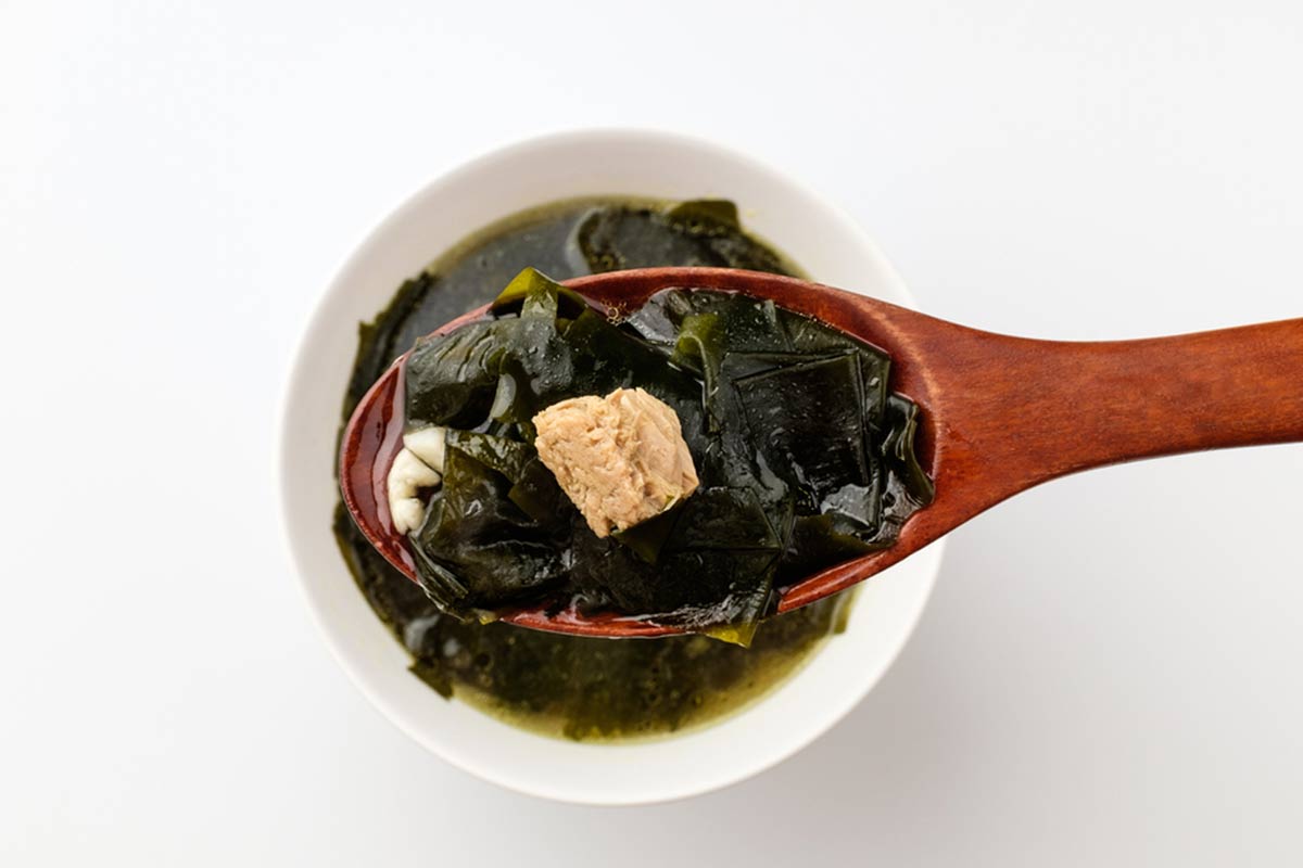 korean style veg seaweed soup