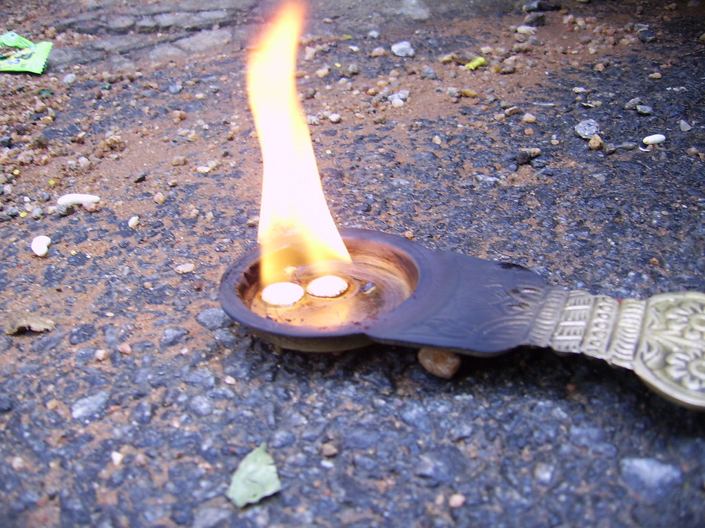 Camphor burn on betel leaves how long