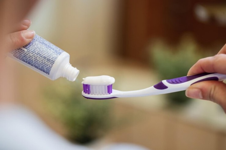 how to clean phone cover with toothpaste