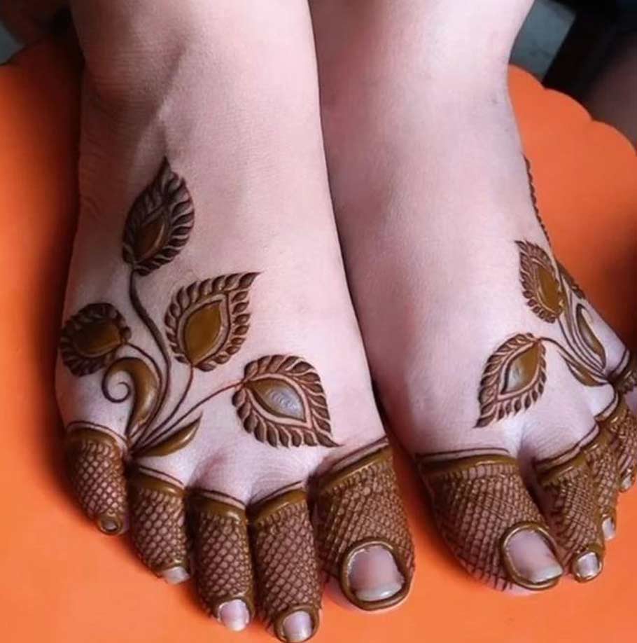 minimal foot mehndi art