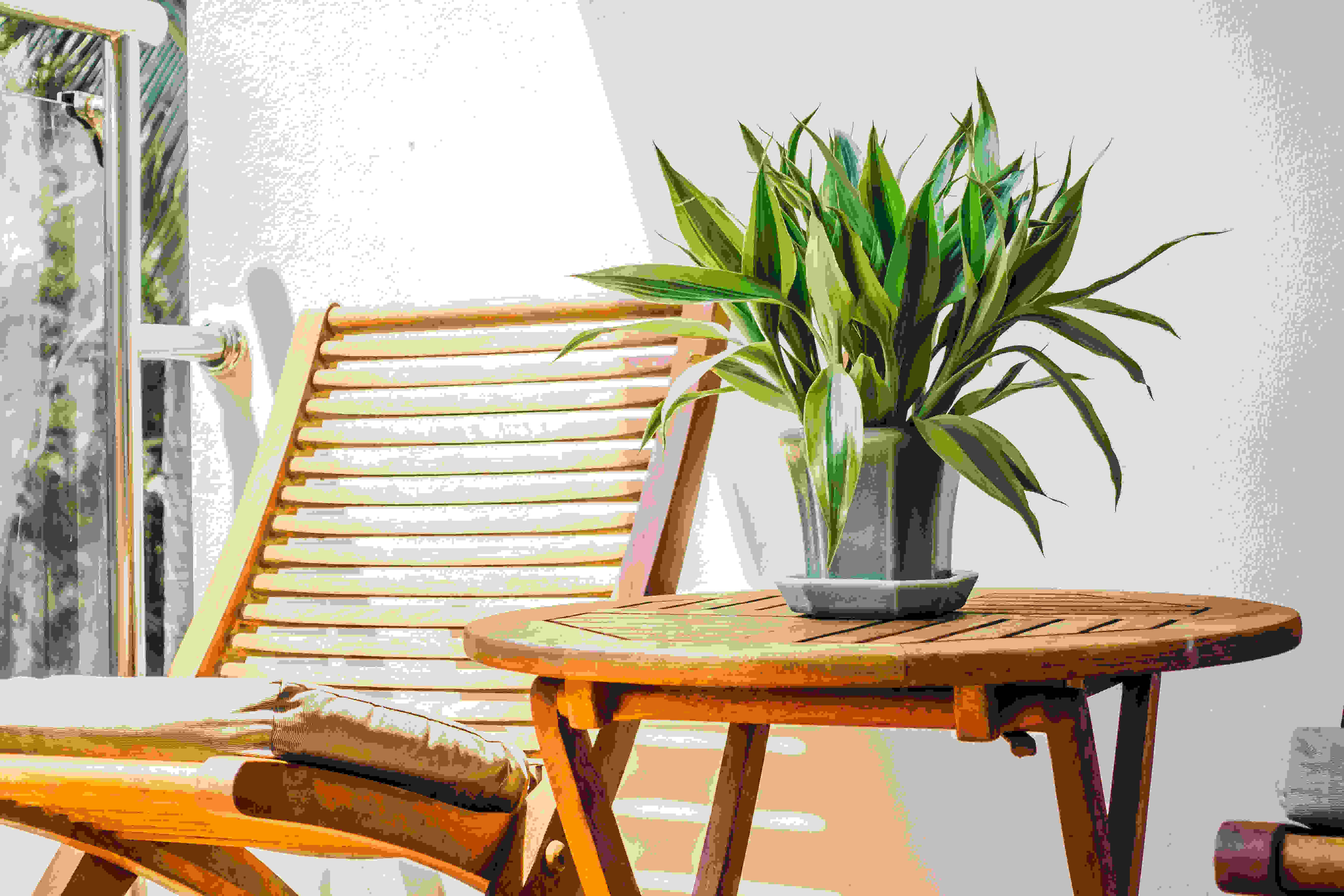 vase green floral holiday table pic