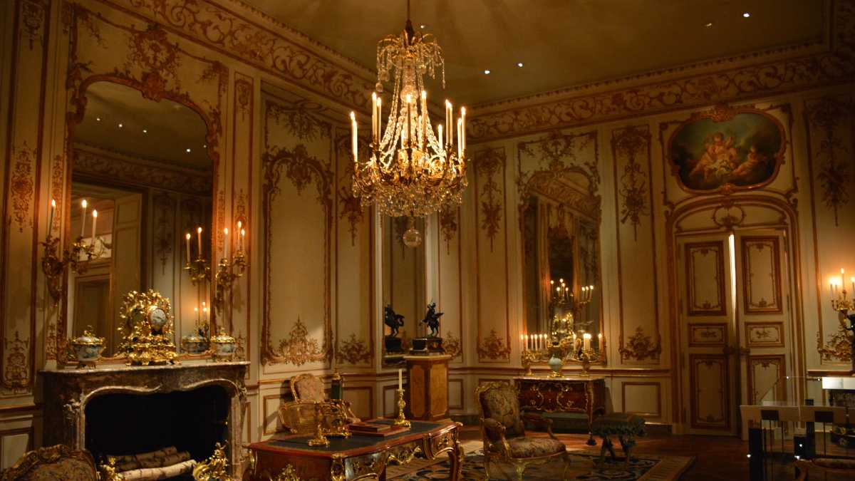 vastu rule chandelier