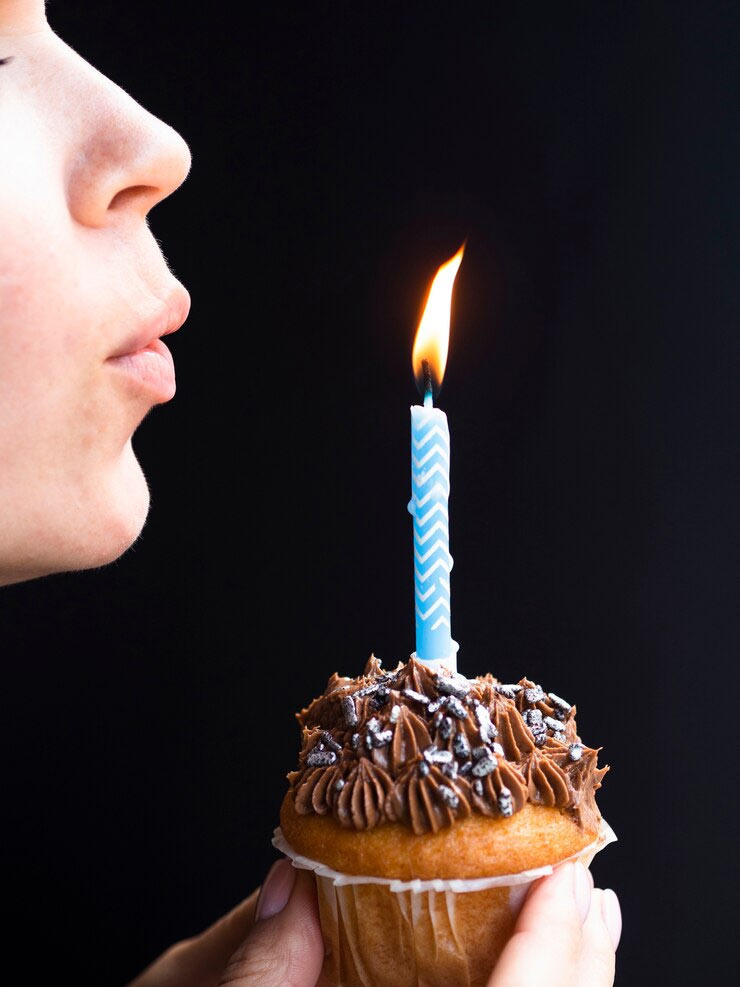 Astro Tips Why You Shouldn T Blow Candles On Birthday Herzindagi