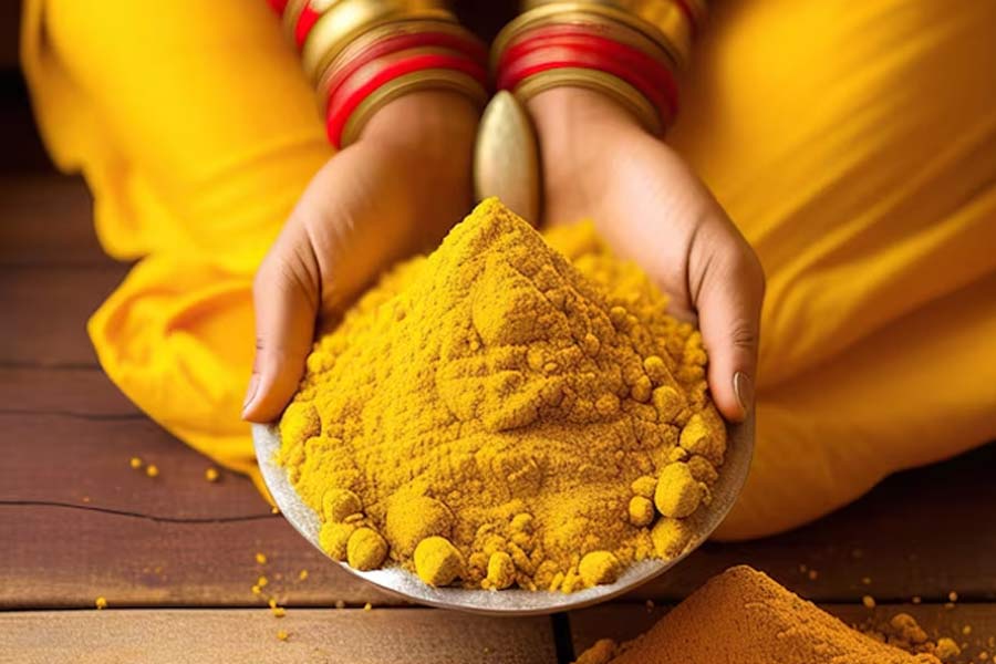 clean gold jewelry at home with haldi