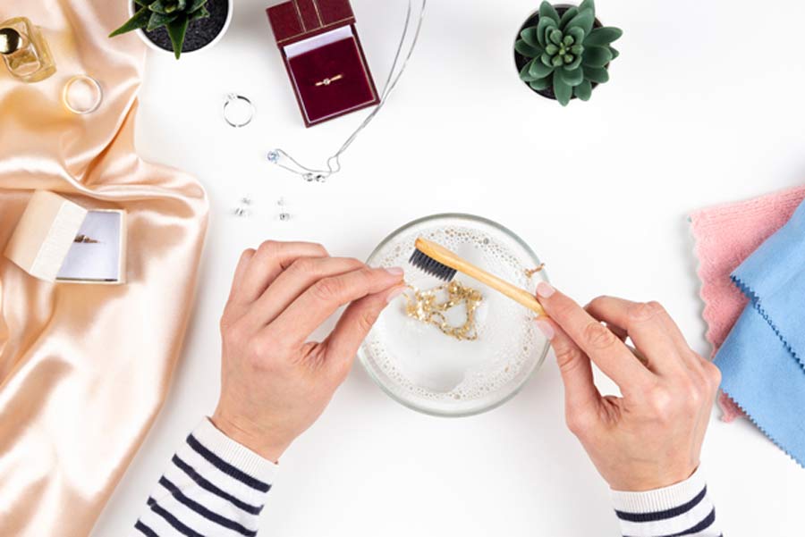 jewellery cleaning with toothpaste