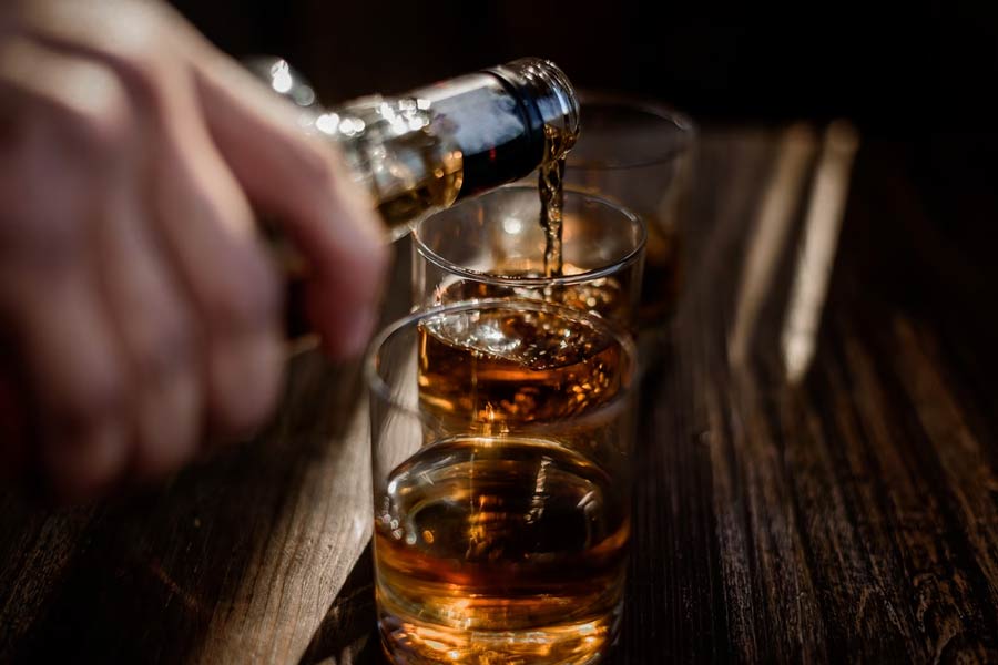 alcohol causes risk of uric acid