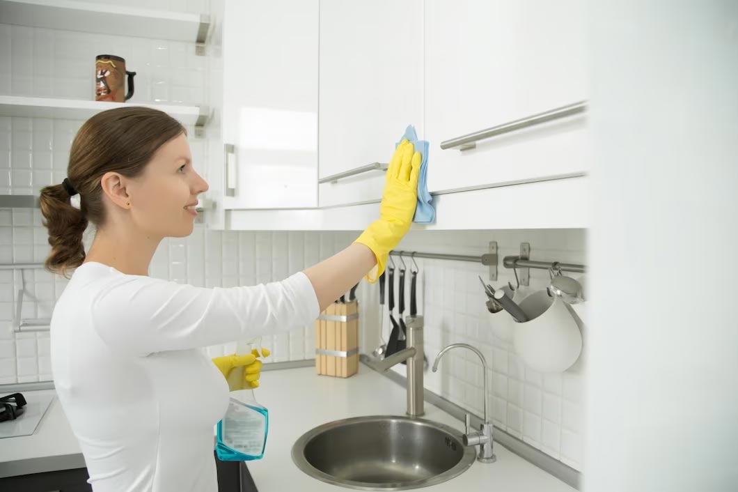 how to clean kitchen cabinets