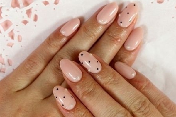 Dot nail art