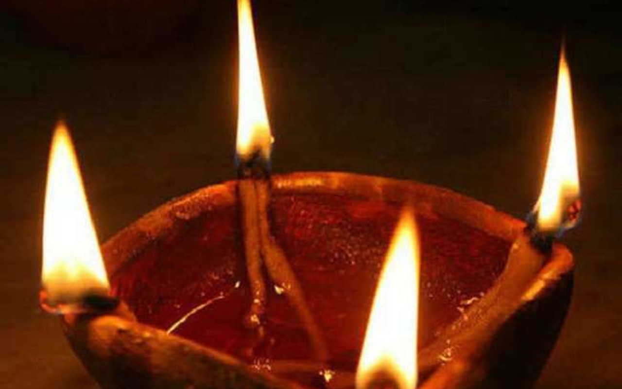 ghar ke main door par chaumukhi diya jalane ke labh