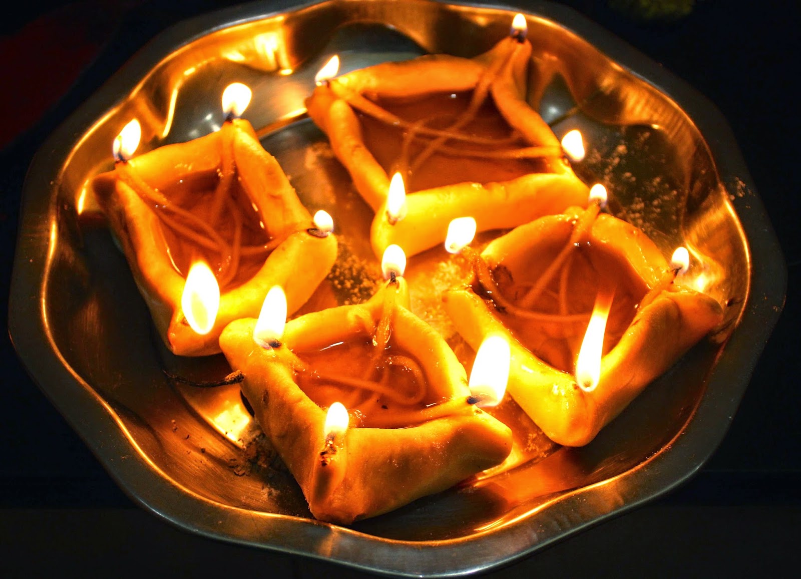 ghar ke mukhy dwar par chaumukhi diya jalane ke labh