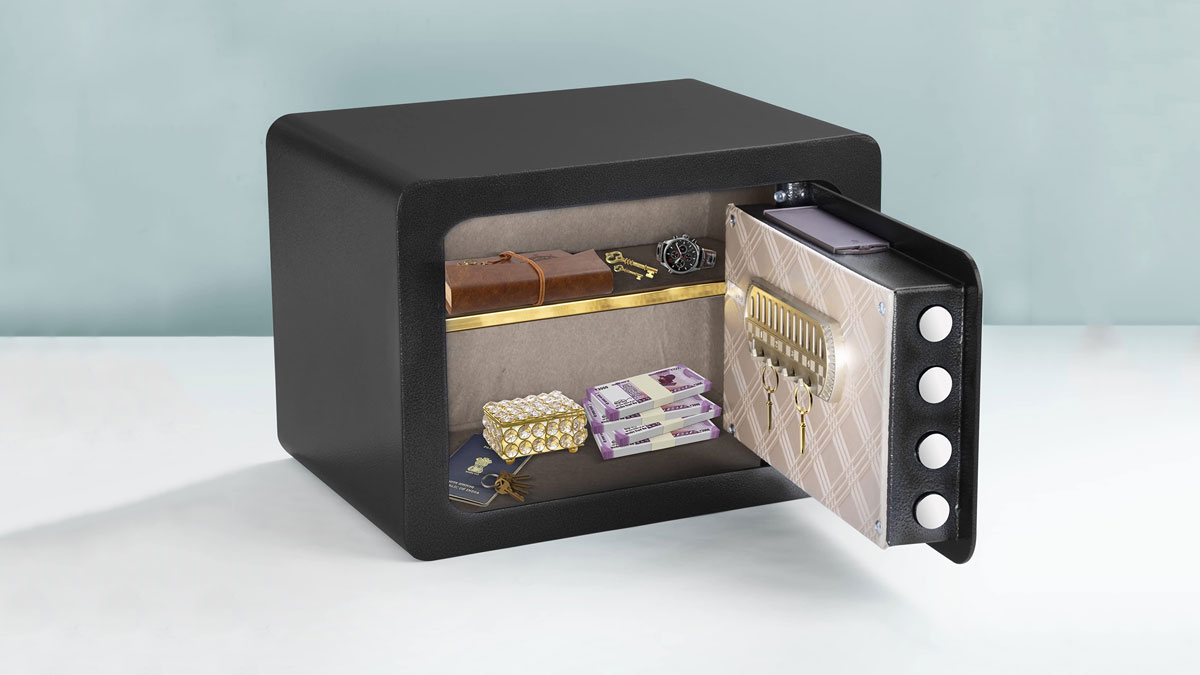 ghar ki tijori mein namak rakhne se kya hota hai