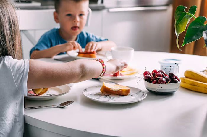 how to feed a child that refuses to eat