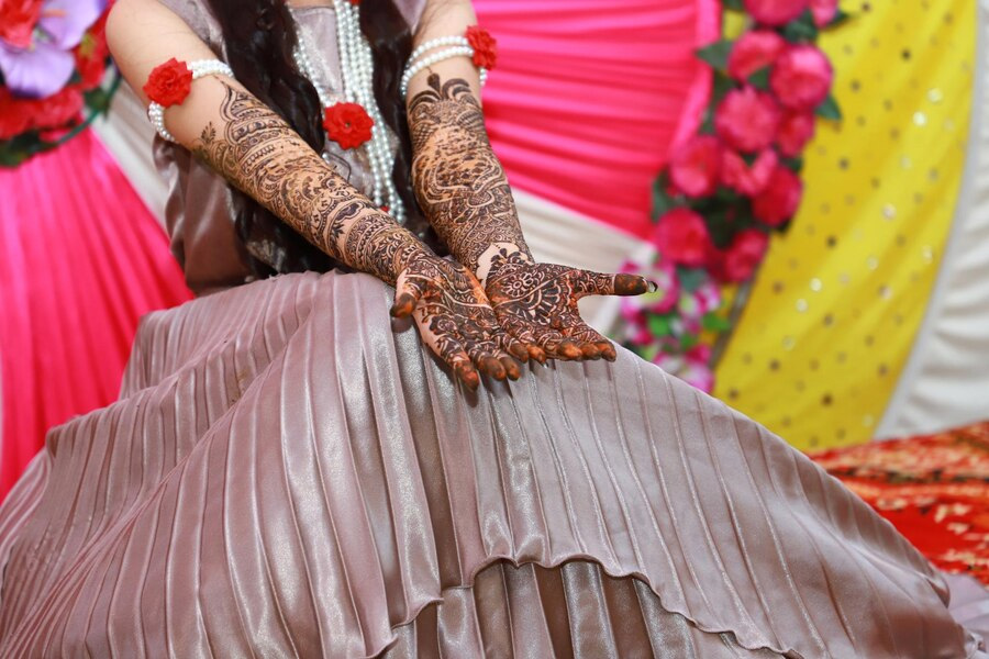 in which hand we should apply mehndi