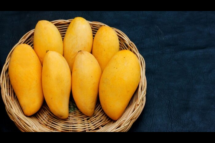 why to soak mangoes in water before eating