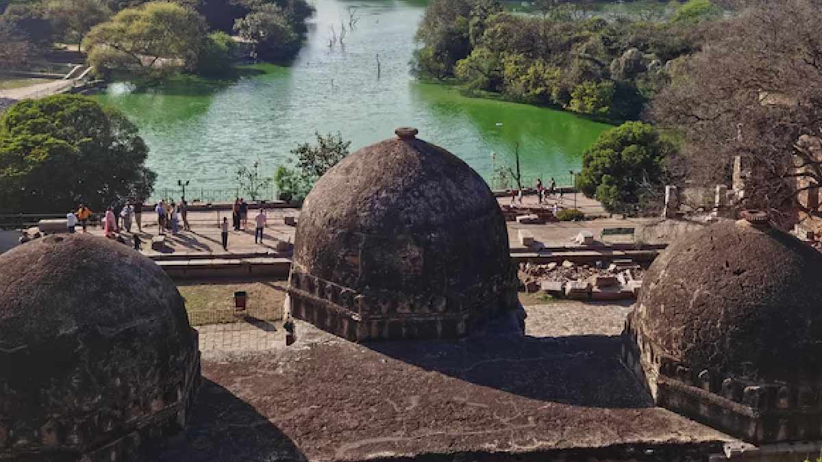 Hauz Khas Lake