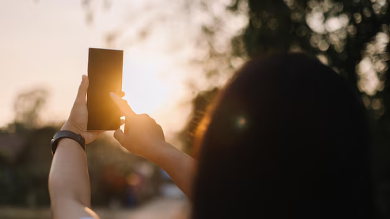 How to make your phone brighter in the sun light