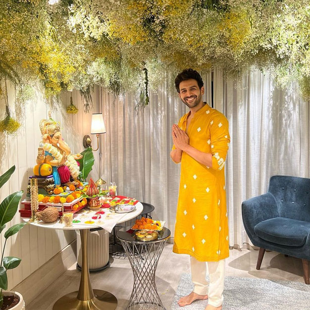 Kartik Aaryan’s Yellow And White Kurta Pyjama Set