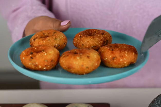 aloo aur suji ke donuts banane ka tarika
