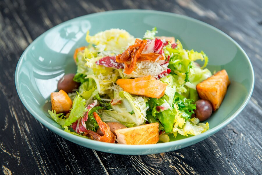 dressing of honey in salad