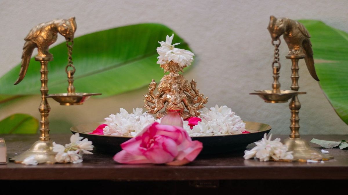 what is the right direction to keep ganesh idol at home on ganesh chaturthi