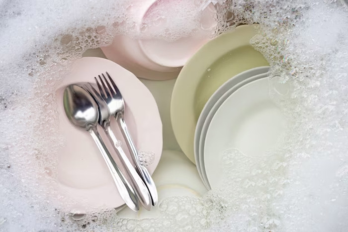 How to remove stains from plastic utensils with alcohol