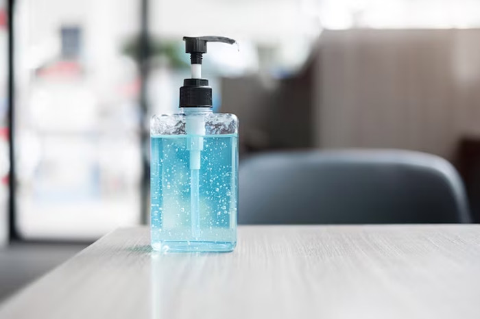 How to remove stains from plastic utensils with hand sanitizer