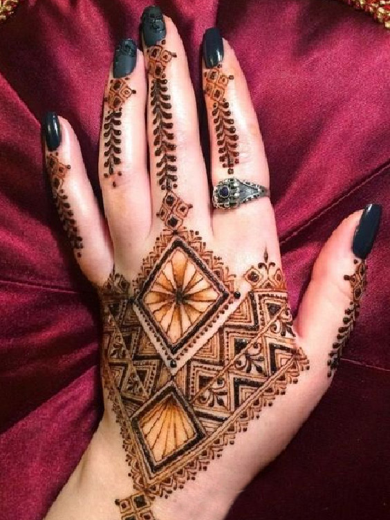 Small Triangle Mehndi Design