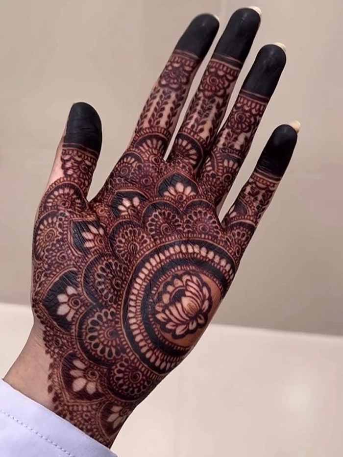 floral mehndi design for brides with thin hands