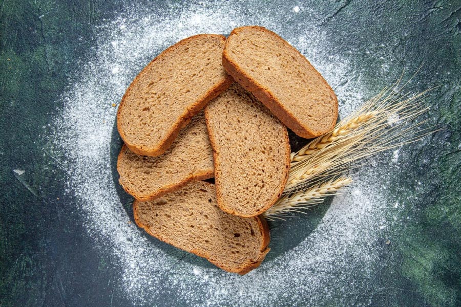 how tob clean home with bread slice