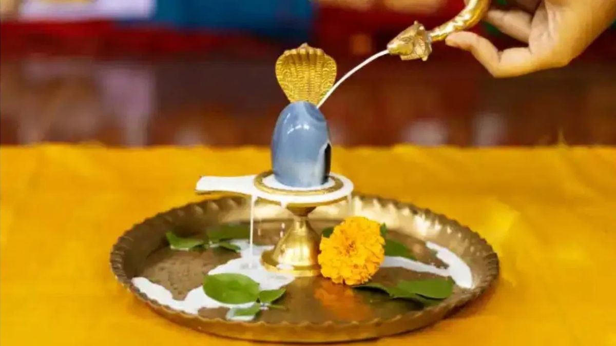 how we can apply shringar on shivling at home