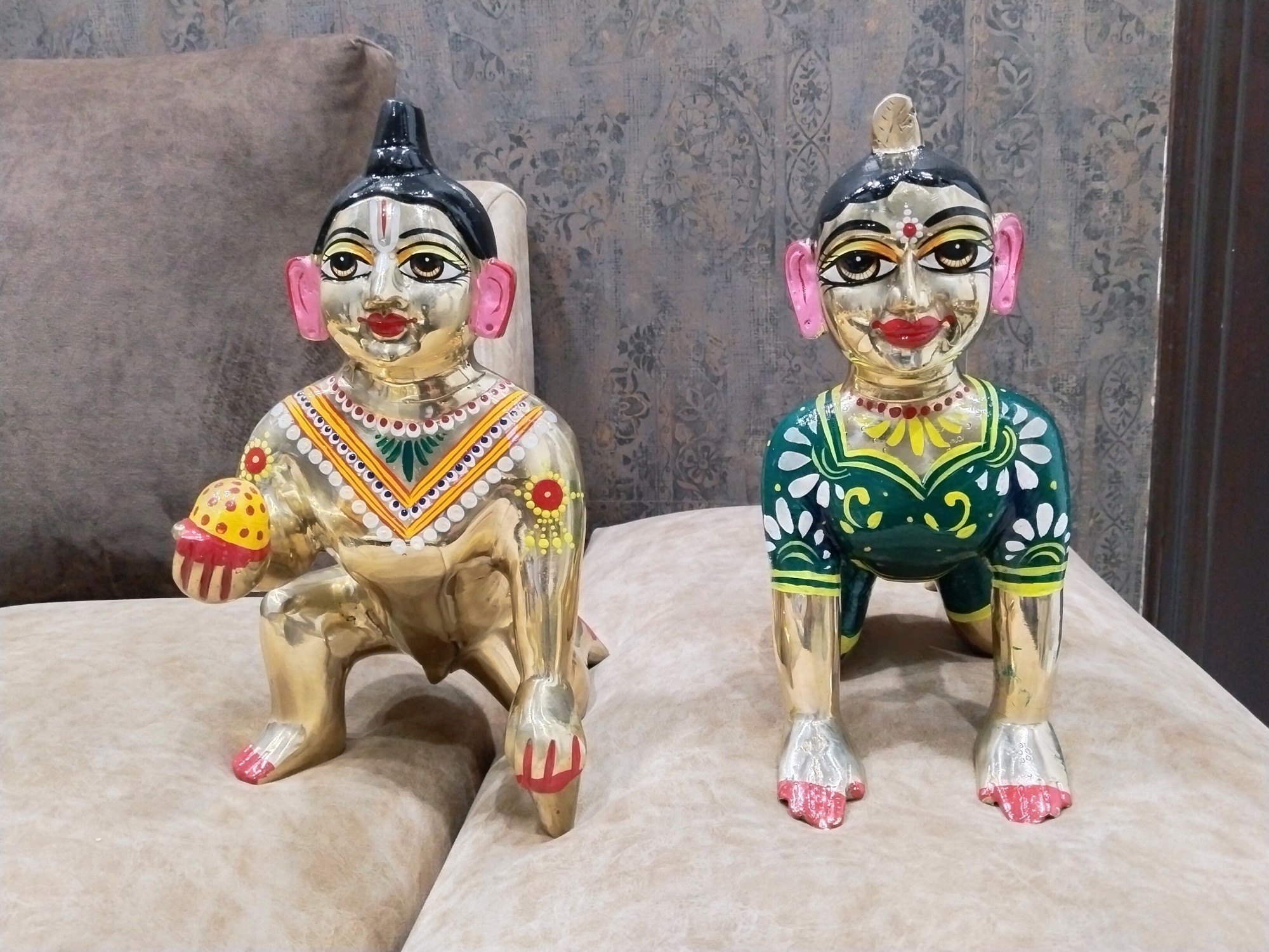 kya shri radha aur laddu gopal ko sath mein rakhna chahiye