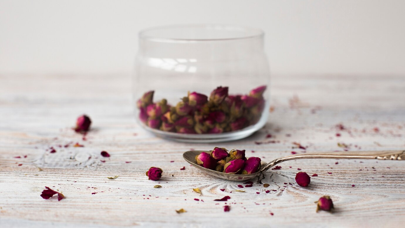 easy tips to dry rose petals in hindi