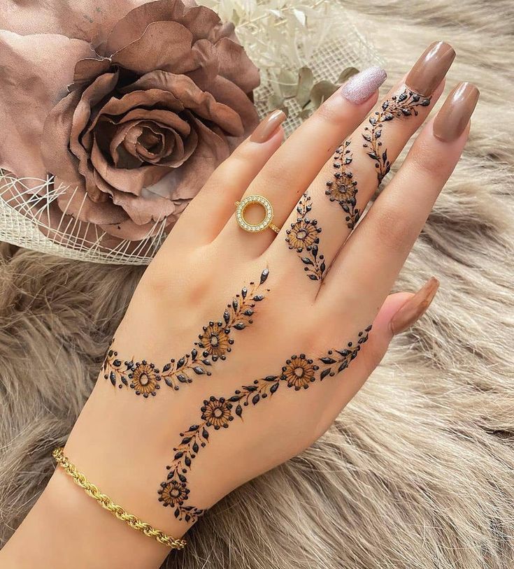 floral minimal mehndi