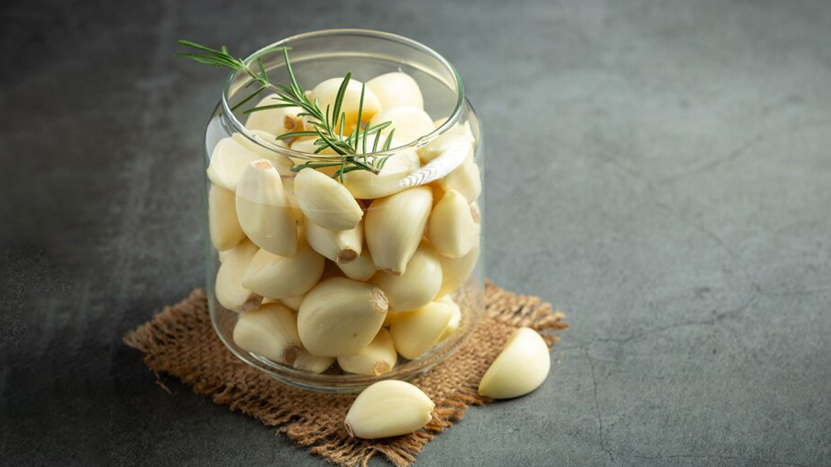 garlic hacks for peeling and storing