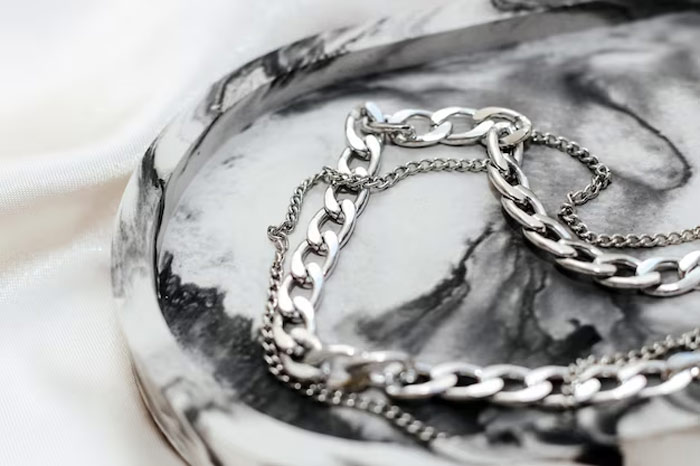 health benefits of wearing silver chain