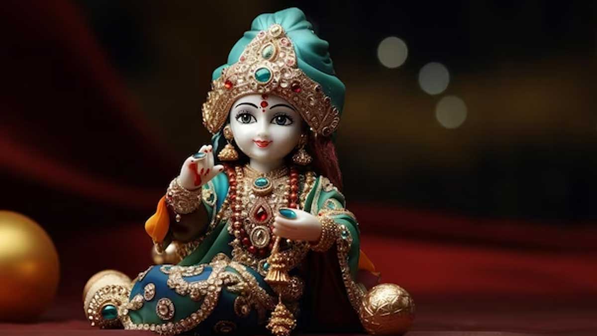 laddu gopal par chadha hua tulsi ka kya kar sakte hain