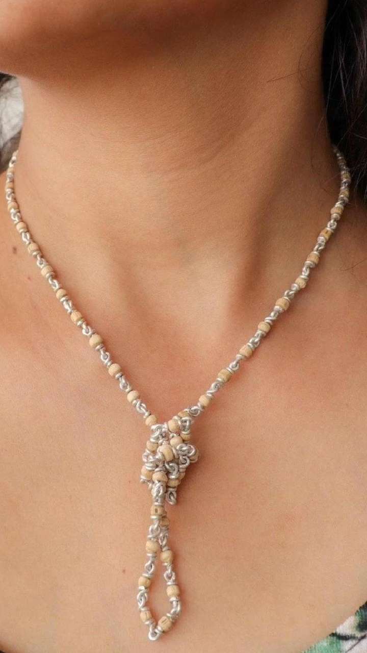 tulsi ki kitni mala pahan sakte hain