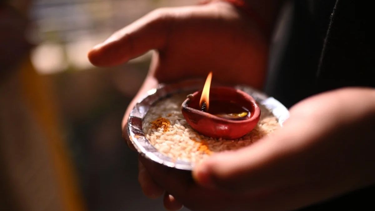 which diya can be lit at home main door