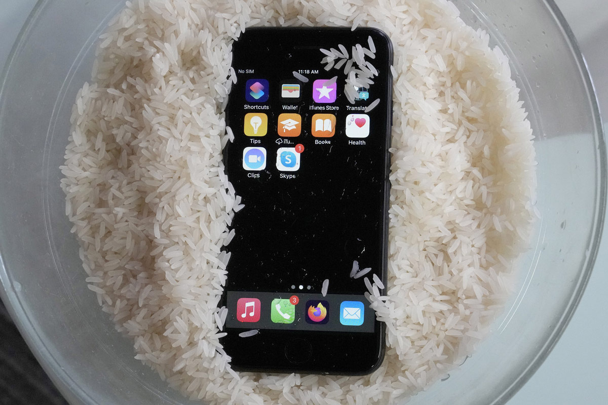 How to remove moisture on my phone screen