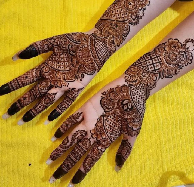 Keri pattern mehndi for Sawan