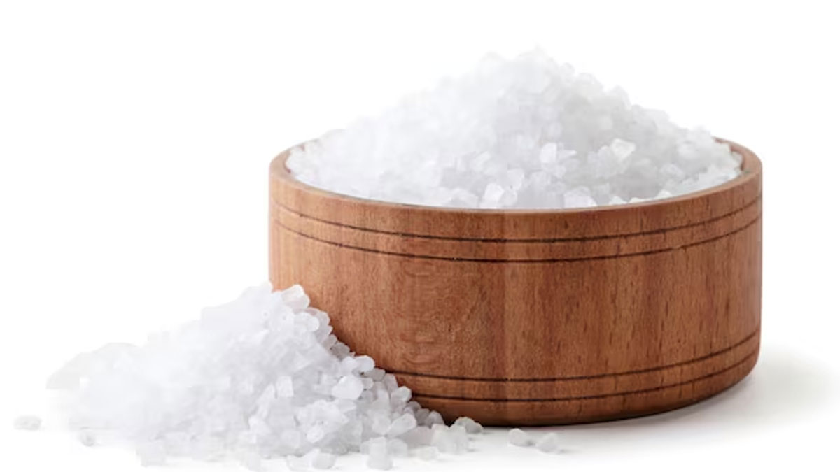 Preventing salt from clumping during rainy season