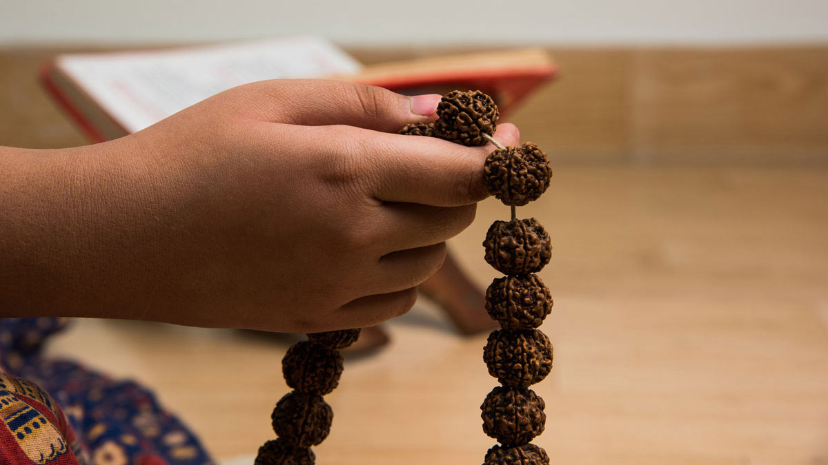 chanting gayatri manra significance in hindi