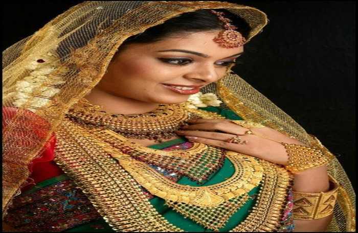 gold jewellery and women