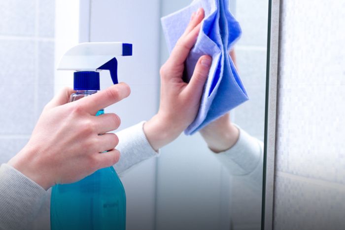 how to clean a dirty mirror easily