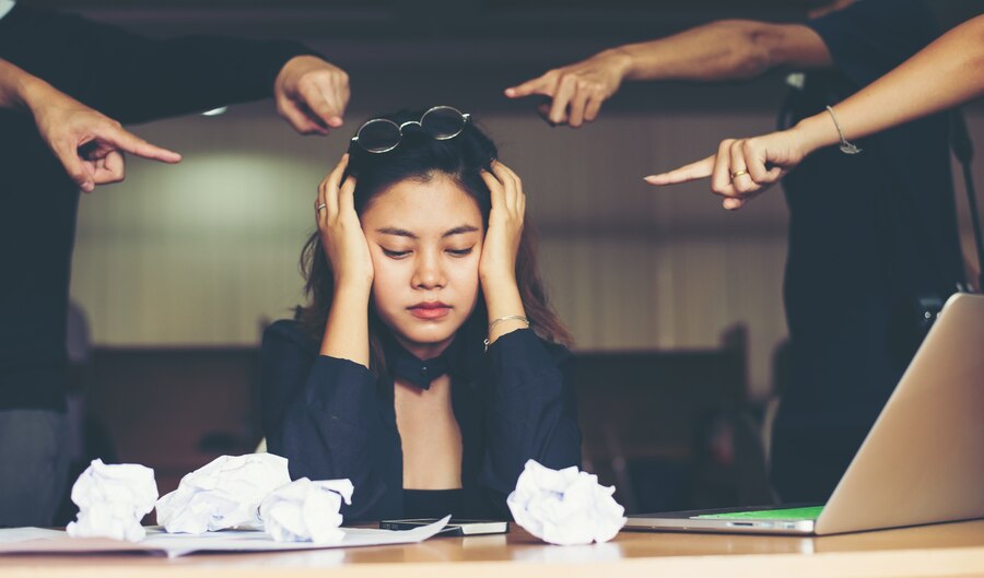how to deal with toxic workplace relationship signs