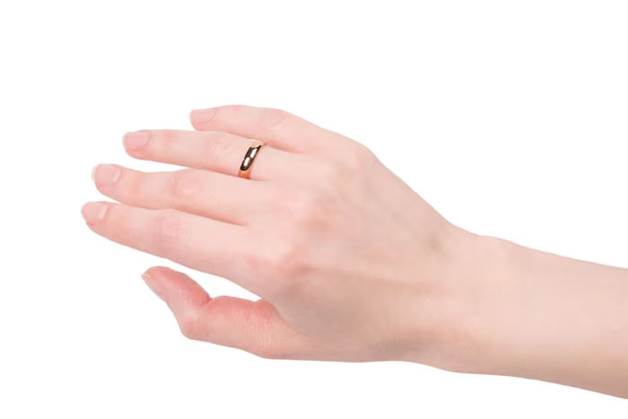 in which finger we should wear gold ring