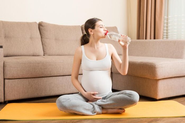 pregancy drink water inside