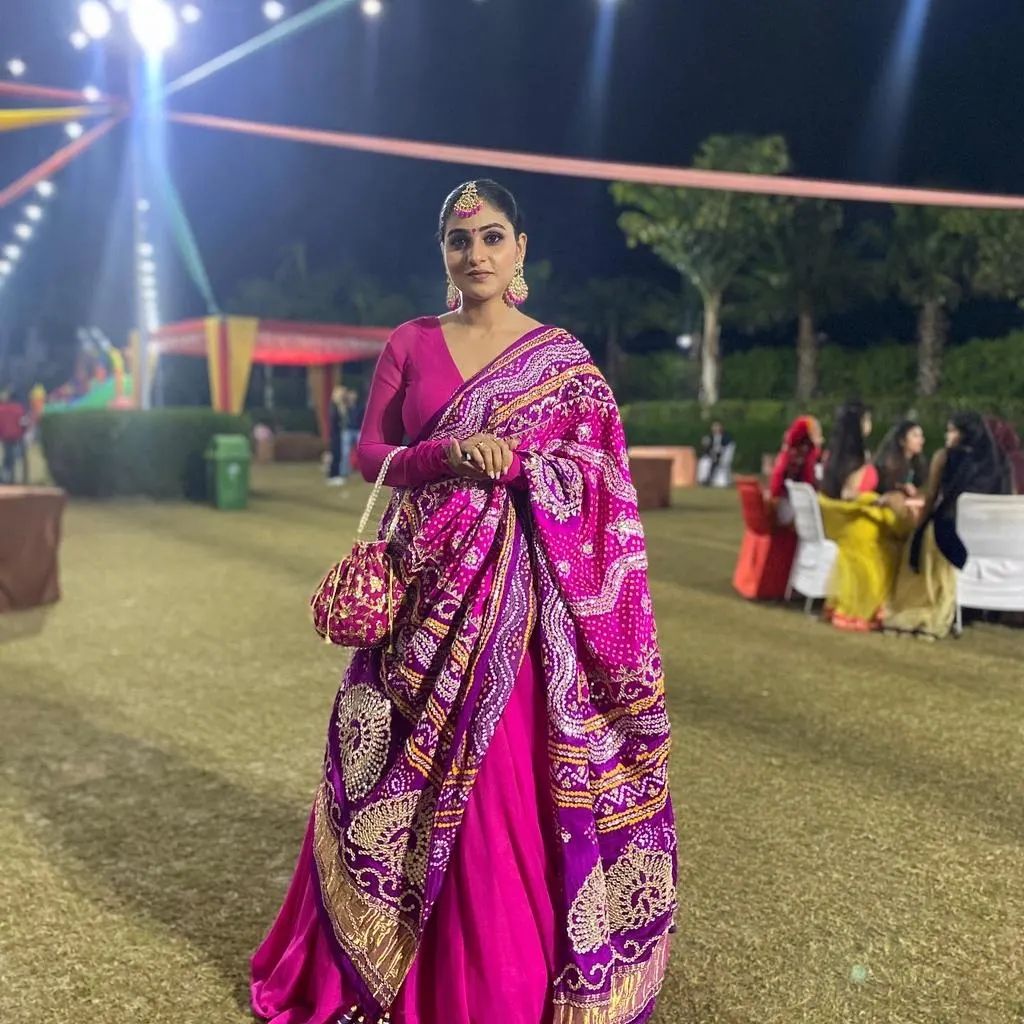 Plane lehenga with bandhani chunni