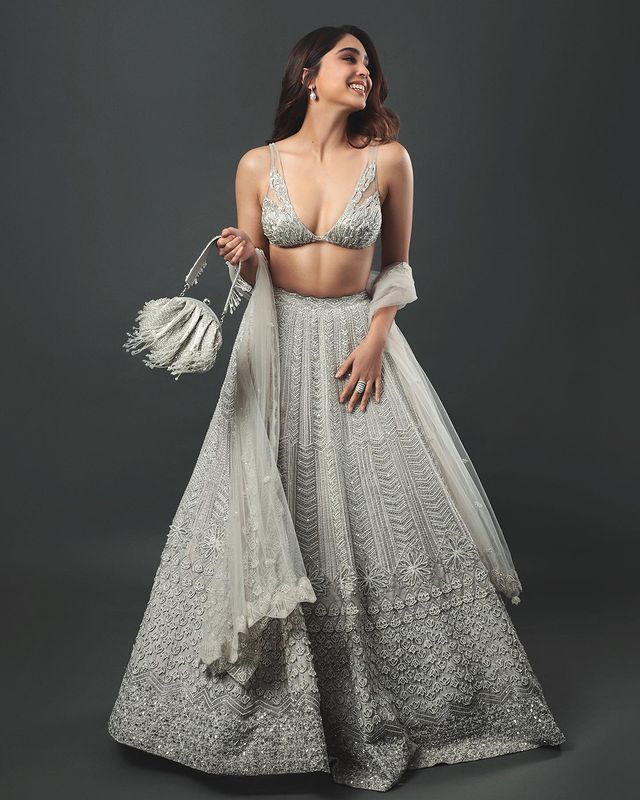 Sharvari Wagh’s Strappy Sleeved Blouse Design