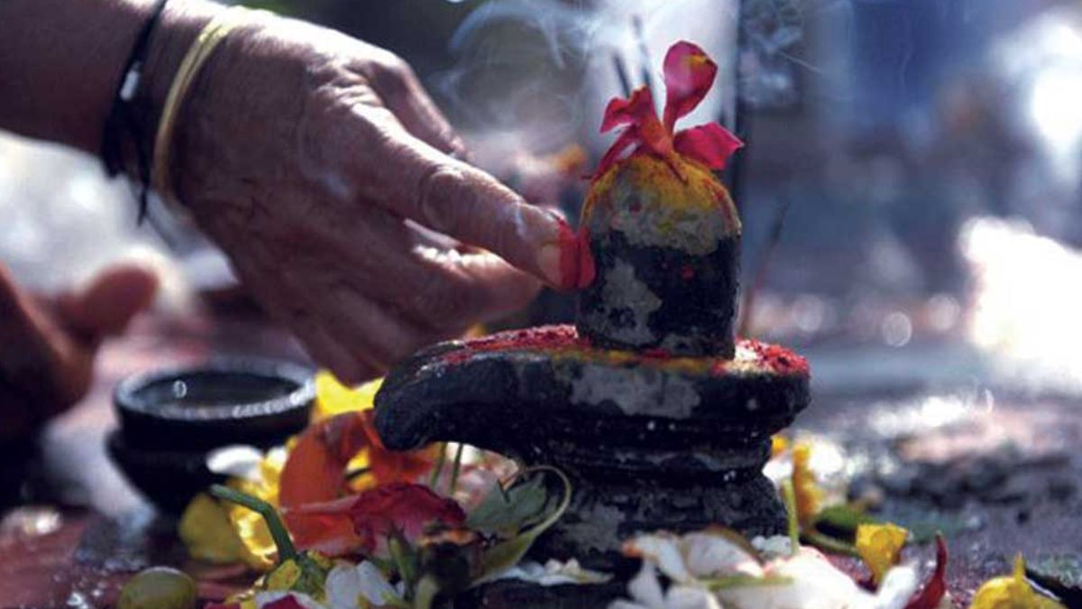 bhagwan shiv abhishek with gangajal on ganga dussehra